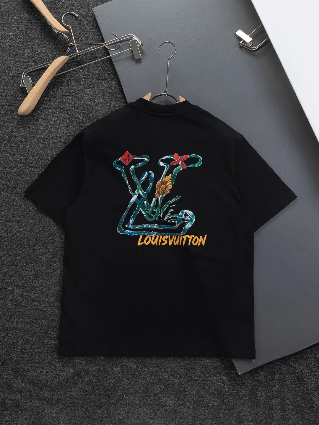 🅿️190 Louis Vuitton 1V LV lv slightly wide version S-XL LV 26ss new products are available at counters simultaneously. Multiple craftsmanship. Small graffiti letter logo on the chest + large graffiti letters logo printing on the back. Round neck short-sleeved T-shirt, same style for men and women! Consigned to one-to-one creation. Synchronized with the official website, pure cotton fabrics at the counter! It is close to the skin and comfortable, durable and easy to wear. It has a classic and simple logo design and meticulous original craftsmanship. Short-sleeves, a must-have item for men, do not appear to be the same for the general public, but must be unique and eye-catching. This LV short-sleeve is all about quality, comfort, the same shape and fashion as always, including fabrics and cutting techniques. All of them have been made with great effort! 320 grams of washed pure cotton fabric, pure cotton is breathable, very refreshing and comfortable for daily wear. The rib knitting on the neckline is smooth and tight, and the neckline will not be skewed if you toss it at will. The loose version, you will find that it looks really good on the upper body. The overall is minimalist and neat, super versatile for daily use! Pair it casually with a pair of pants for a youthful look. A T-shirt will make your outfit crazy. It is a fashionable item that can never go wrong! Color: Black White Size: S-XL Size chart: S: Shoulder width 50-Bust 56-Length 70 M: Shoulder width 52-Bust 57-Length 72 L: Shoulder width 54-Bust 59-Length 74 XL: Shoulder width 56-Bust 62-Length 76